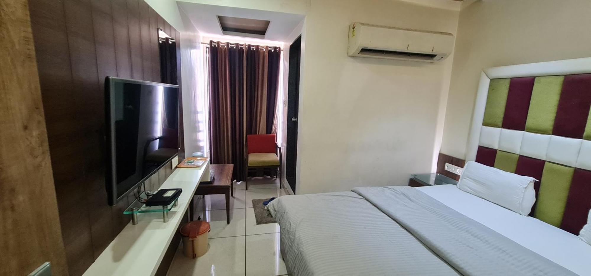 Hotel Zenith Surat Bagian luar foto