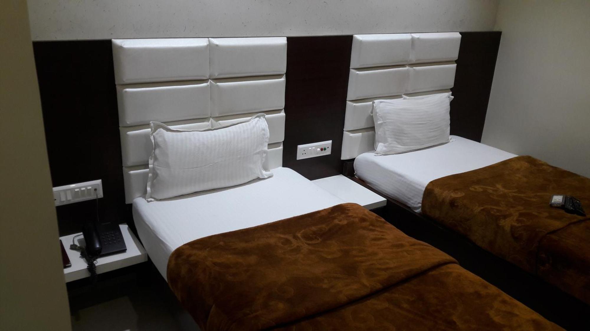 Hotel Zenith Surat Bagian luar foto