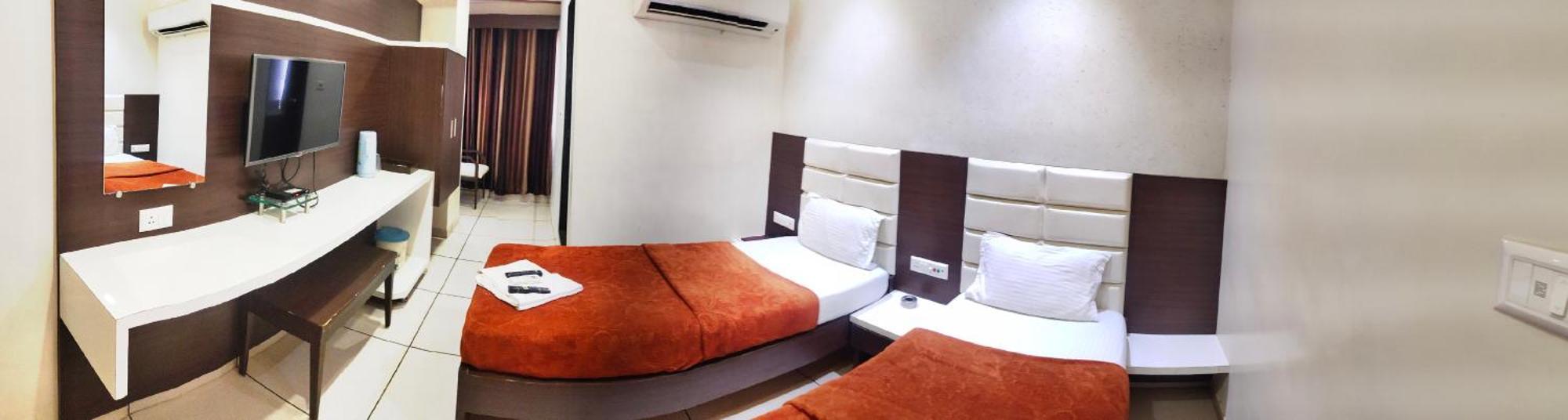 Hotel Zenith Surat Bagian luar foto