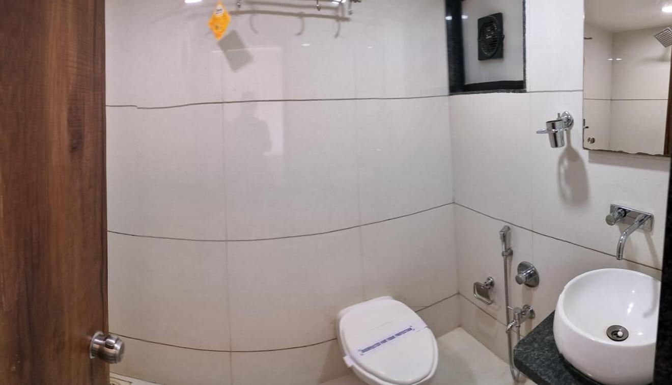 Hotel Zenith Surat Bagian luar foto
