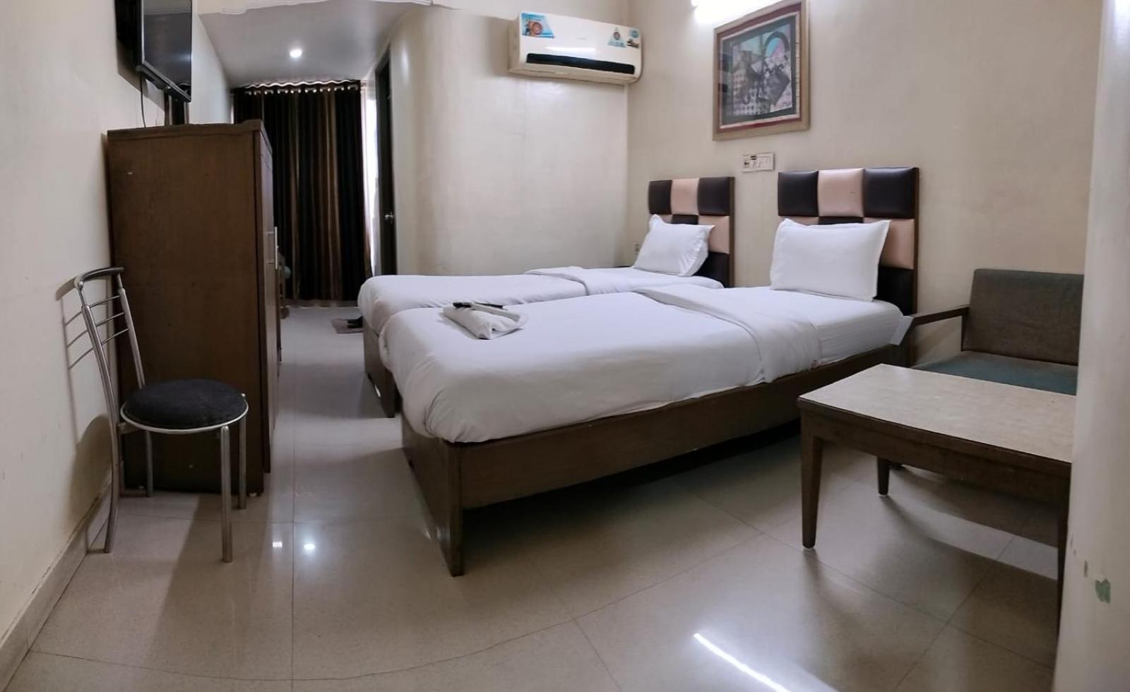 Hotel Zenith Surat Bagian luar foto