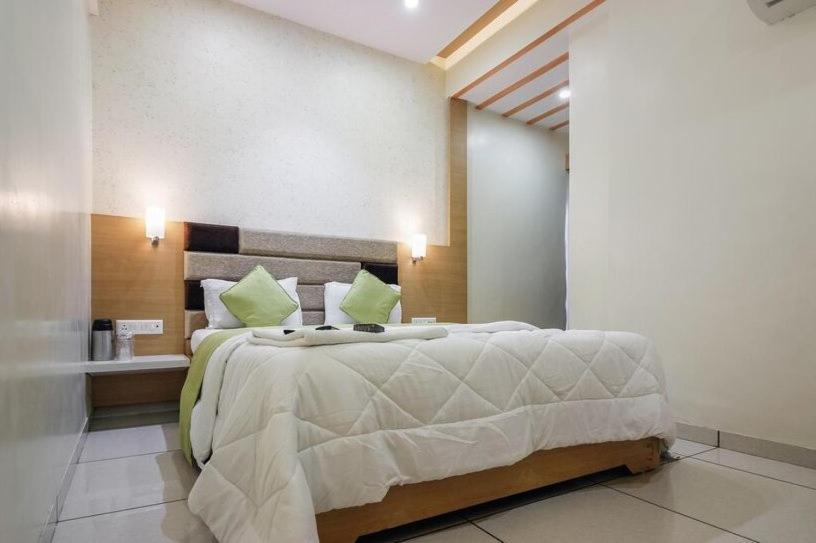 Hotel Zenith Surat Bagian luar foto