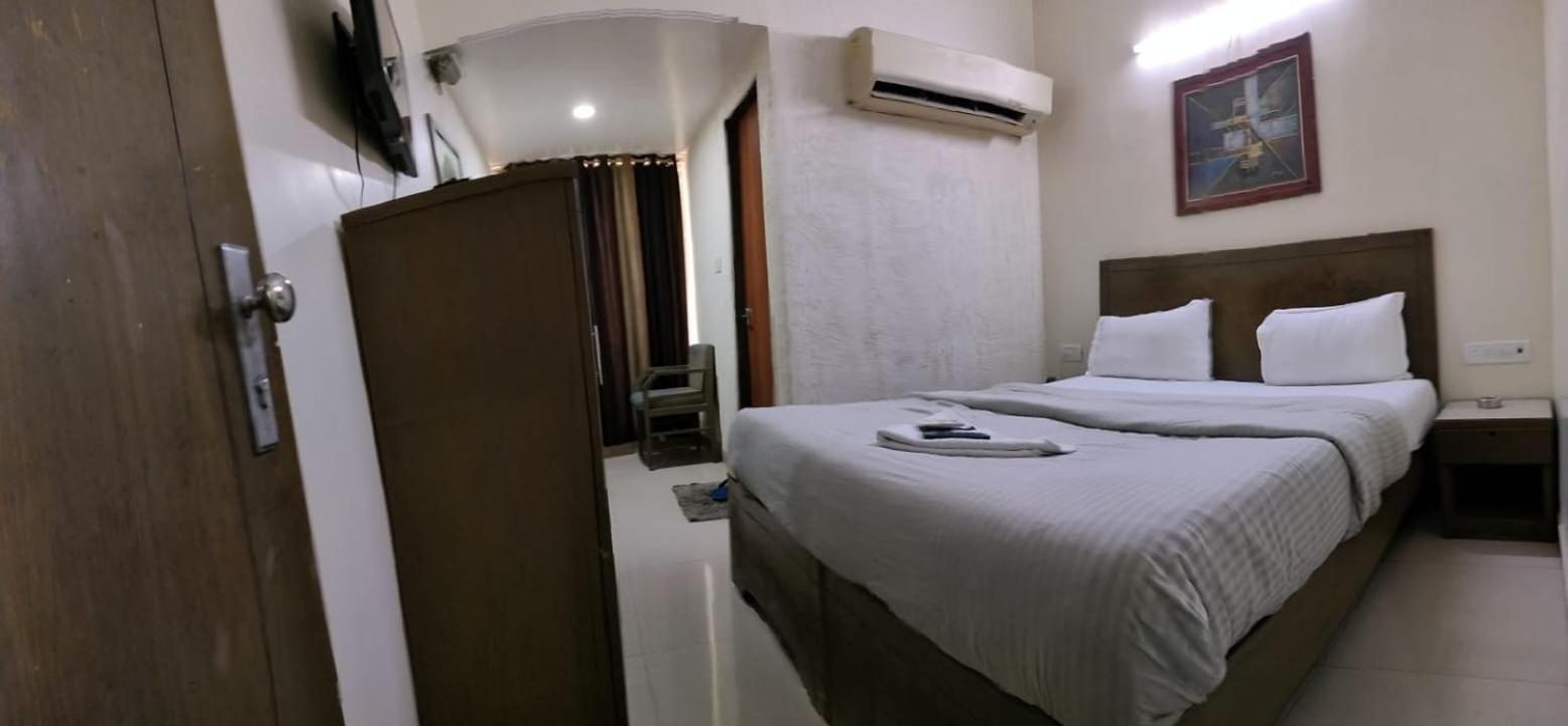 Hotel Zenith Surat Bagian luar foto