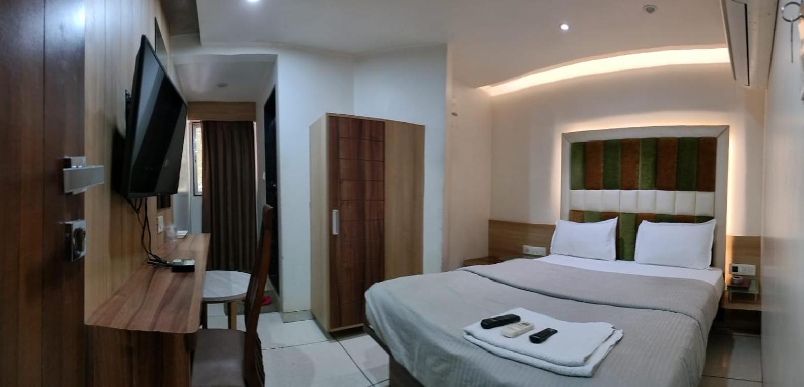 Hotel Zenith Surat Bagian luar foto