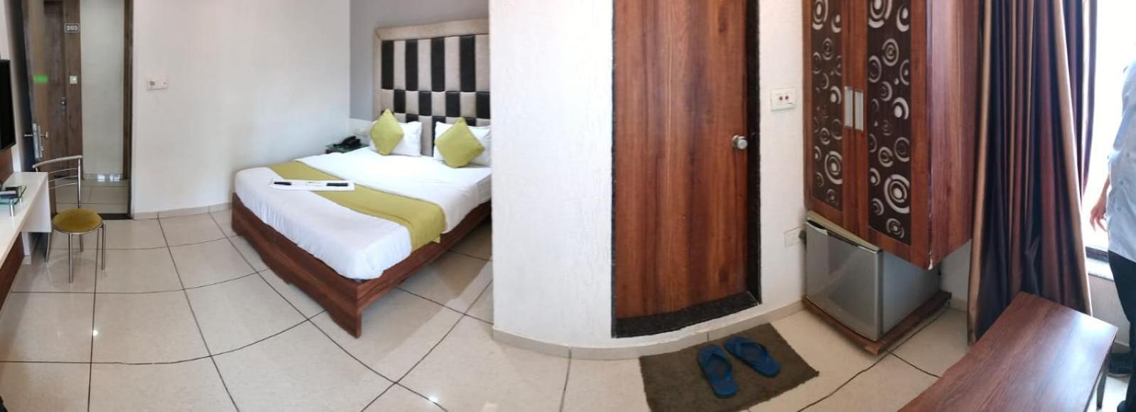 Hotel Zenith Surat Bagian luar foto