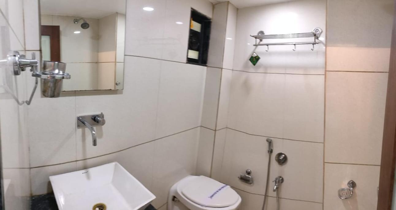 Hotel Zenith Surat Bagian luar foto