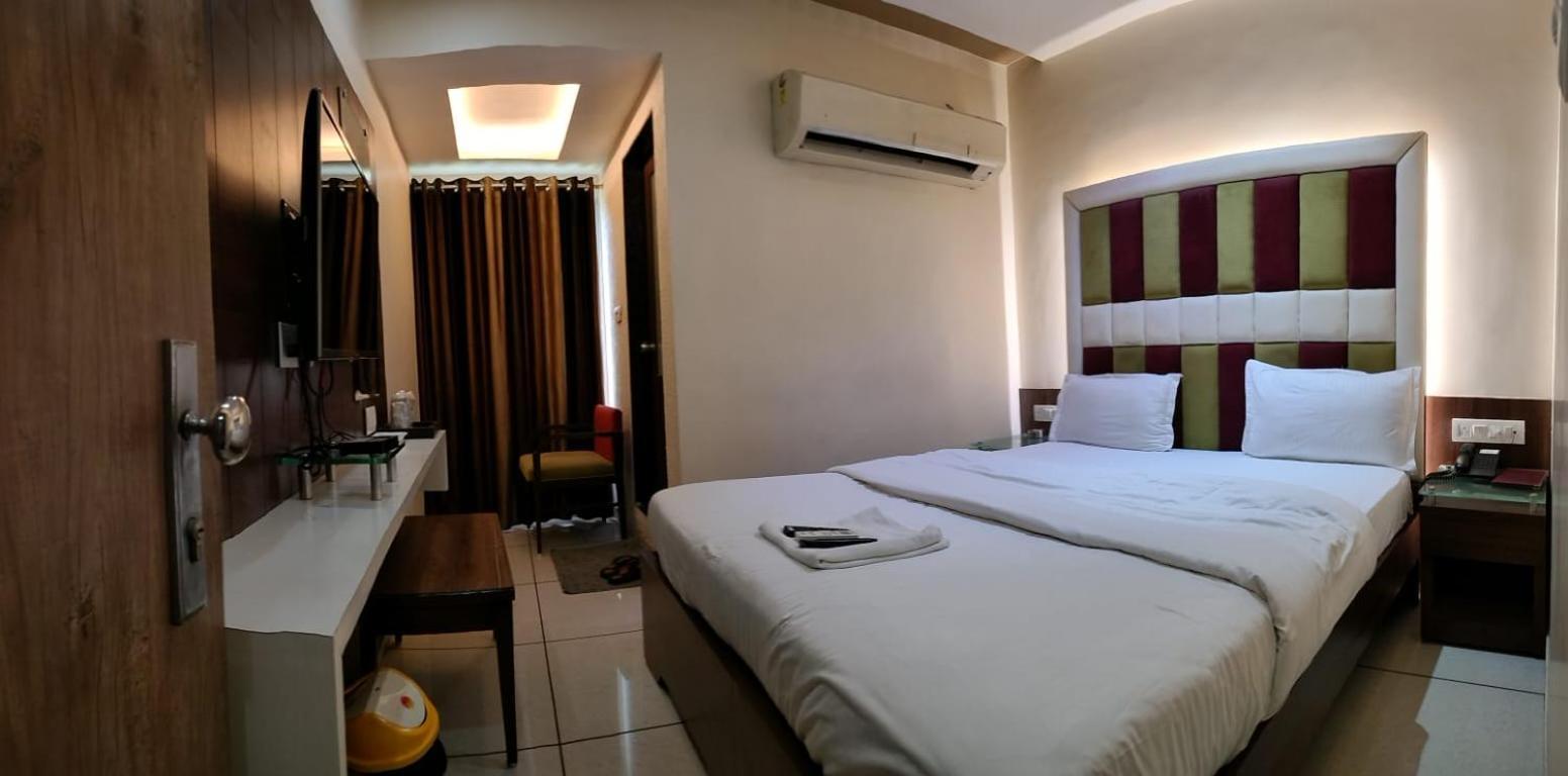 Hotel Zenith Surat Bagian luar foto
