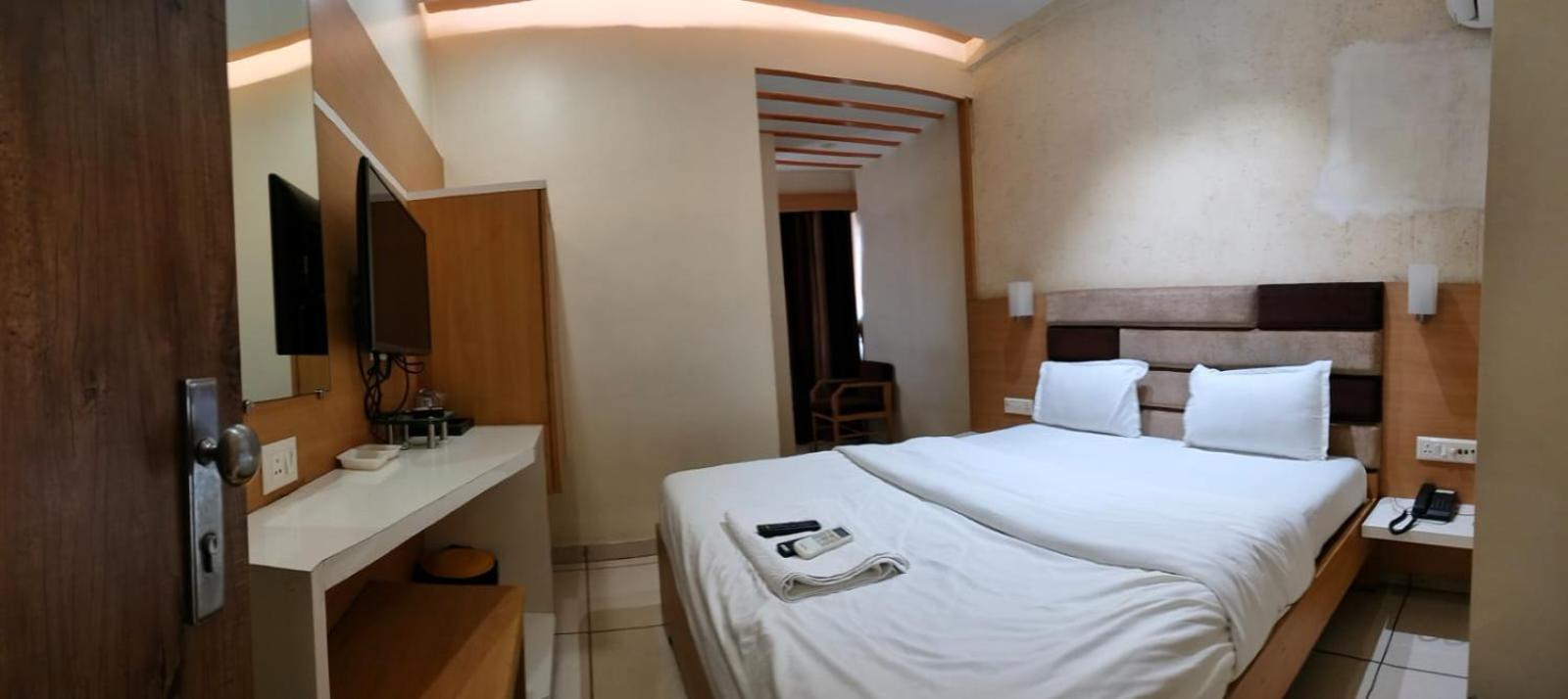 Hotel Zenith Surat Bagian luar foto