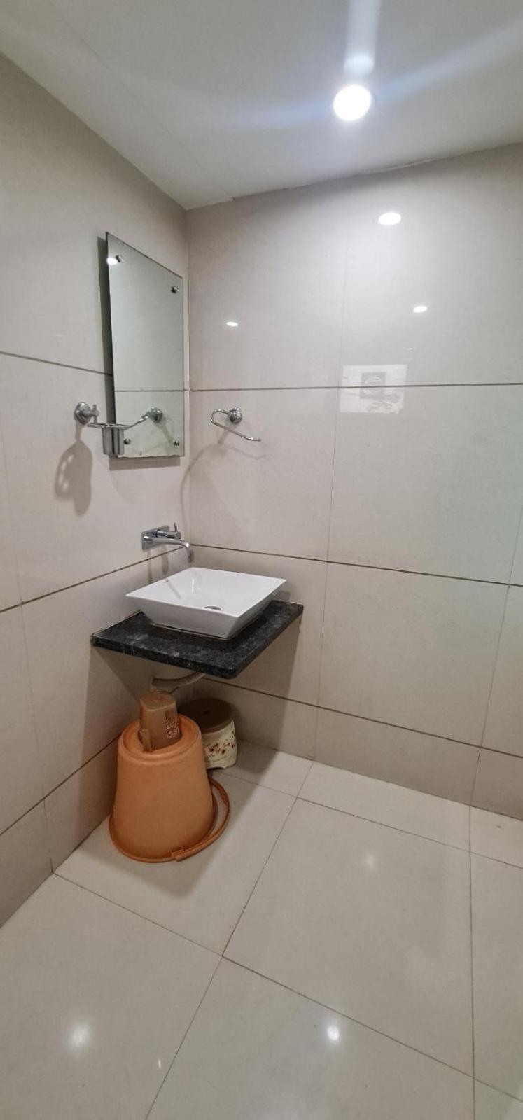 Hotel Zenith Surat Bagian luar foto