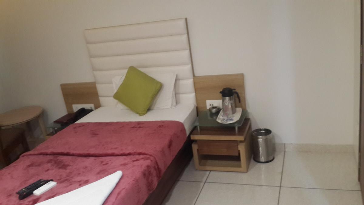 Hotel Zenith Surat Bagian luar foto