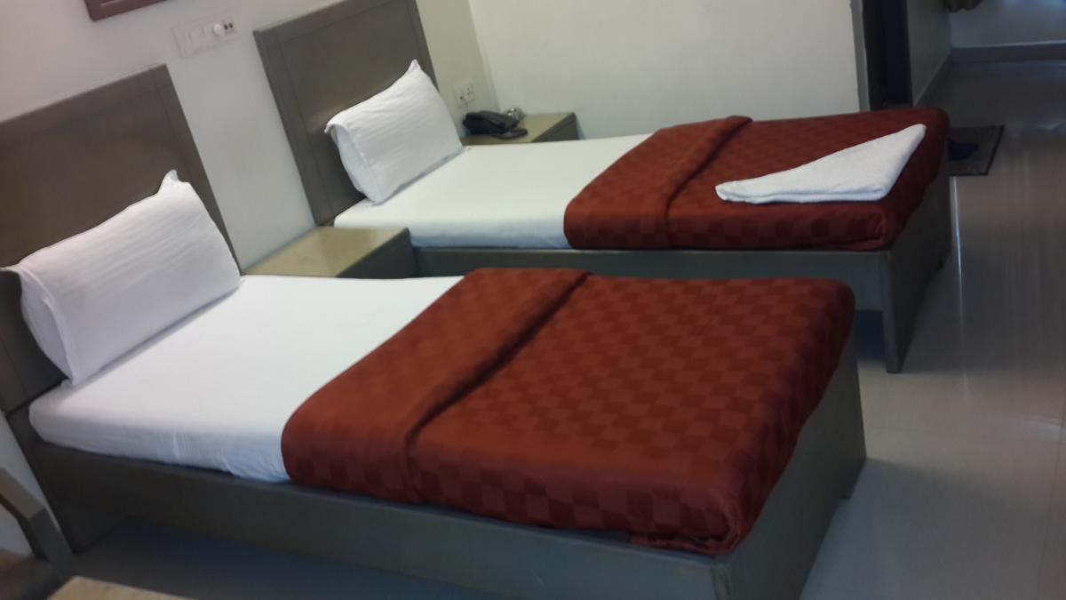Hotel Zenith Surat Bagian luar foto