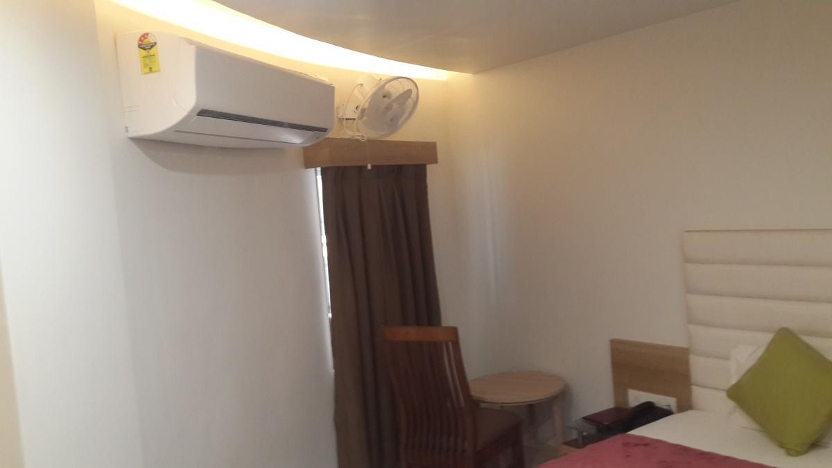Hotel Zenith Surat Bagian luar foto