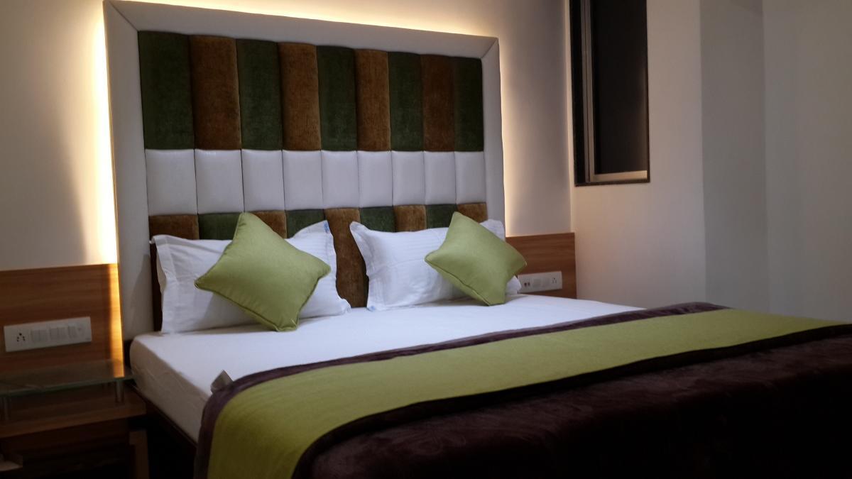 Hotel Zenith Surat Bagian luar foto