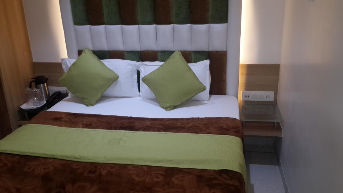 Hotel Zenith Surat Bagian luar foto
