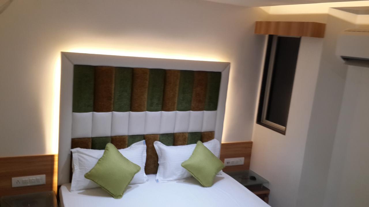 Hotel Zenith Surat Bagian luar foto
