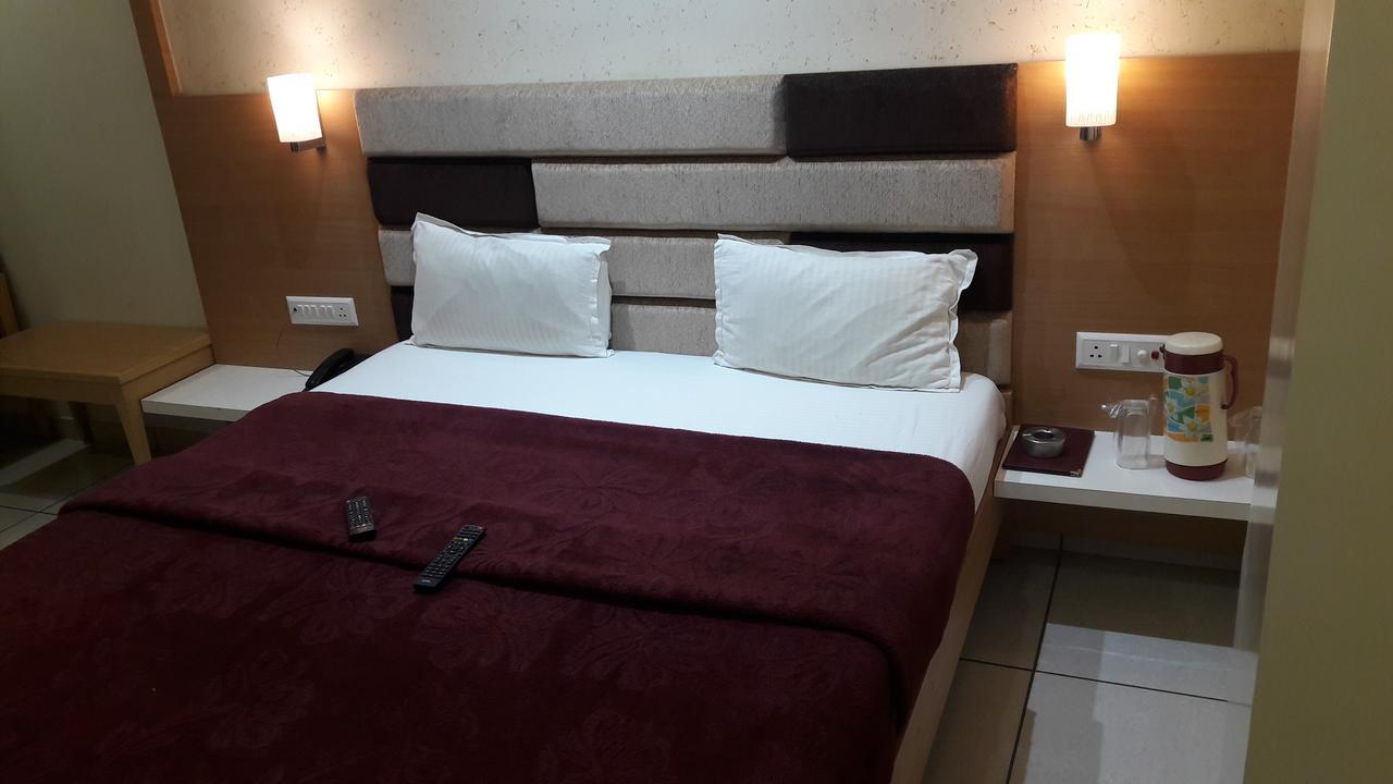 Hotel Zenith Surat Bagian luar foto