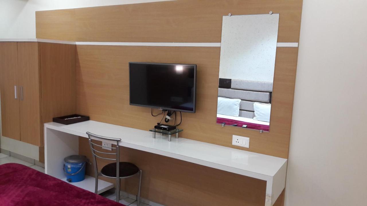 Hotel Zenith Surat Bagian luar foto