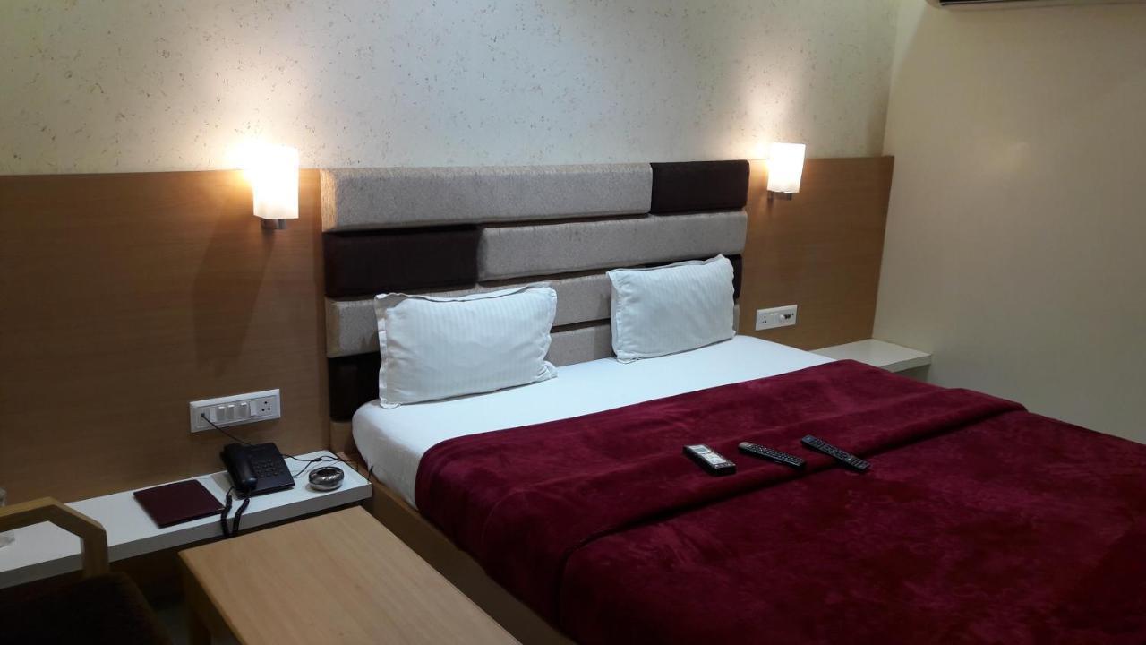 Hotel Zenith Surat Bagian luar foto