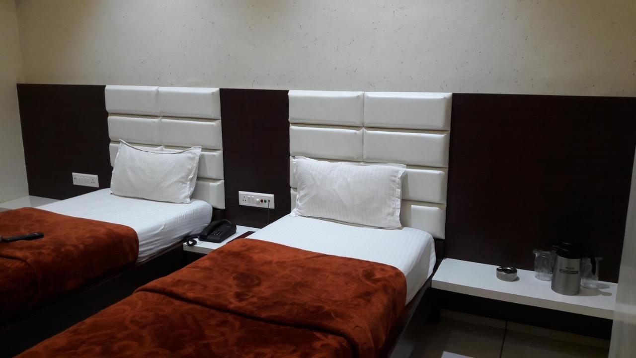 Hotel Zenith Surat Bagian luar foto