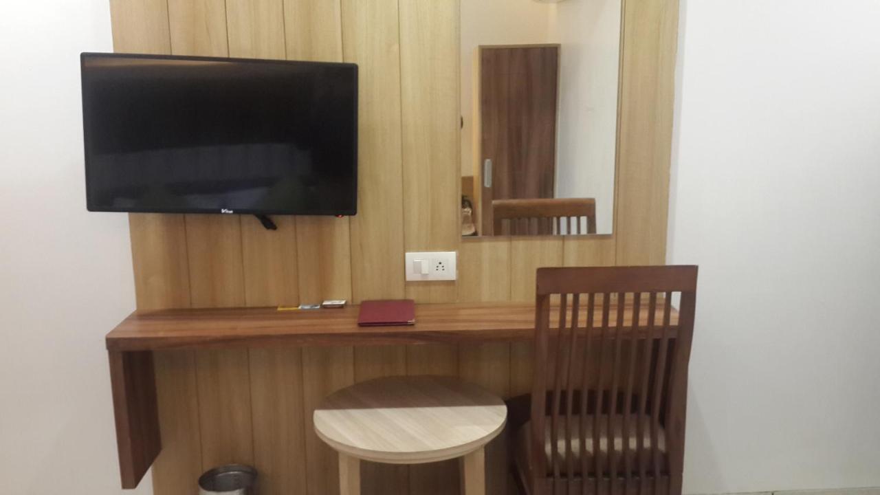 Hotel Zenith Surat Bagian luar foto