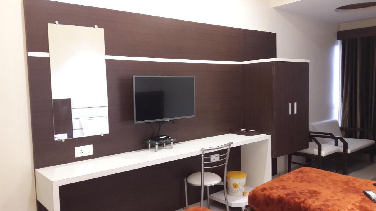 Hotel Zenith Surat Bagian luar foto